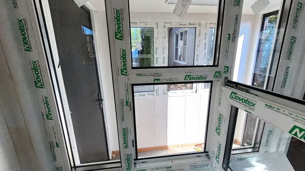 pvh-okna-v-module-kpp Пластиковые окна Novotex внутри поста охраны для застройщика
