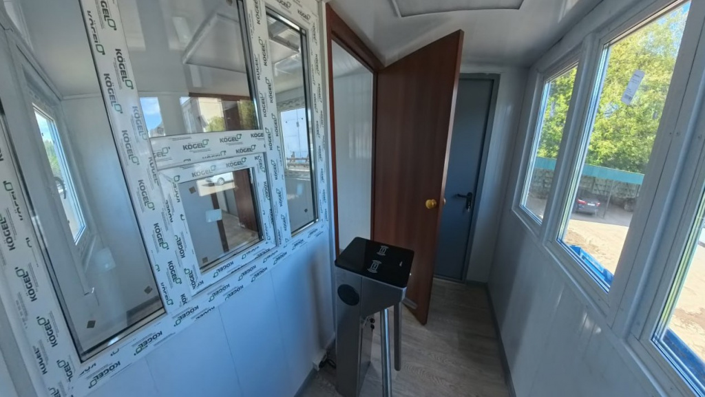 prohodnaya-s-turniketom-v-module-kpp Электронный турникет для контроля доступа, установленный в готовом модульном КПП